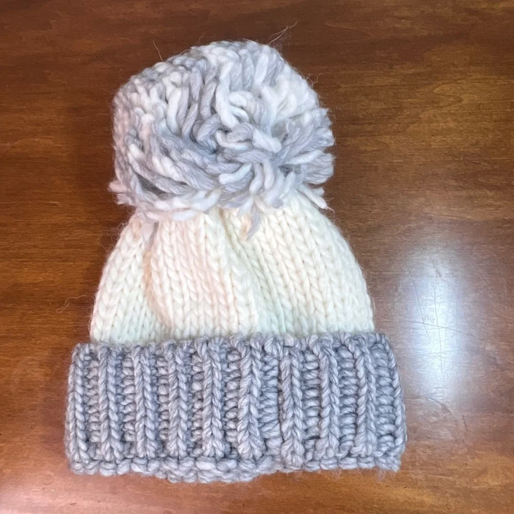 Gelso Bianco Women's Gray and White Alpaca Wool Winter Knit Pom Pom Hat NWT